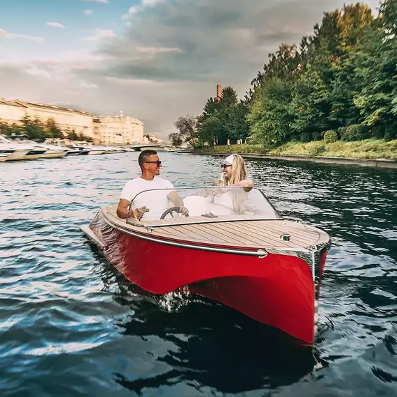 Прогулка за штурвалом катера по Москве-реке