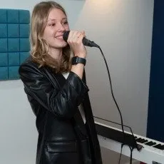 Музыкальные инструменты, вокал на Черняховского