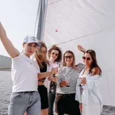 Прогулка на парусной яхте большой компанией