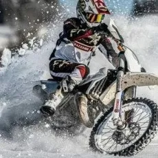 Заезд на кроссовом мотоцикле