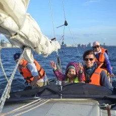 Семейная прогулка на парусной яхте