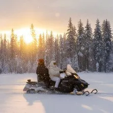 Зимний экстрим - катание на мощных канадских снегоходах