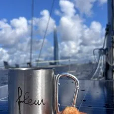 Завтрак на яхте под парусом