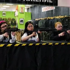 Стрельба из страйкбольных пистолетов автоматов и лука 