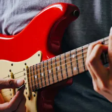 Групповые занятия по игре на гитаре для взрослых