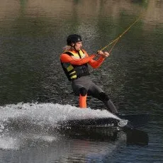 Занятие по вейкбордингу