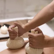 Тайский массаж травяными мешочками