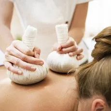 Ойл массаж травяными мешочками