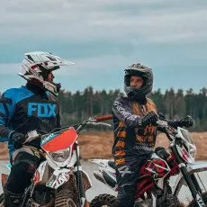 Катание на эндуро мотоцикле или питбайке