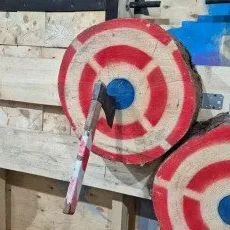 Метание ножей, топоров и саперной лопатой