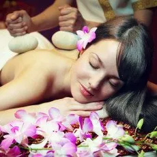 Тайский массаж горячими травяными мешочками