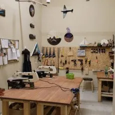 Занятие в столярной мастерской для детей