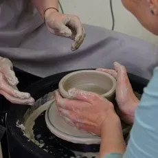 Индивидуальный мастер-класс на гончарном круге или по ручной лепке 