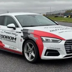 Заезд по гоночной трассе на спортивном автомобиле Audi S5