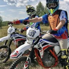 Катание на скоростном треке и в лесу на мотоцикле