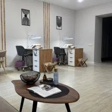 Посещение студии маникюра и красоты