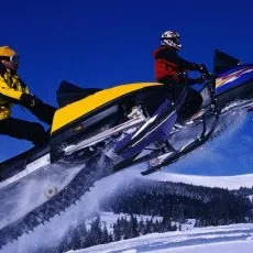 Поездка на двух снегоходах