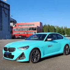 Заезд на спорткаре BMW M240 на гоночном треке