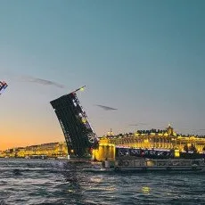 Практичная ночная экскурсия по Петербургу: разведение мостов, теплоходная прогулка