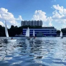 Обучение в школе парусного спорта для взрослых и детей