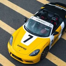 Заезд на спорткаре Porsche Boxster S 718 на гоночном треке