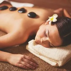 Массаж горячими камнями