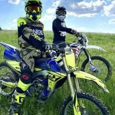 Поездка на мотоцикле по лесной трассе