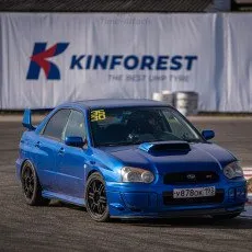 Гоночная практика за рулем спортивного автомобиля