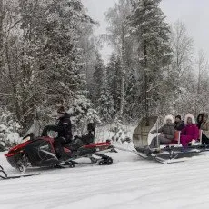 По зимней Карелии на современных санях за снегоходом