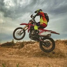 Катание на эндуро мотоцикле или питбайке