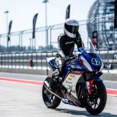 Заезд на гоночном треке на спортивном мотоцикле 