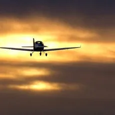 Полет на закате на самолете Aquila A210