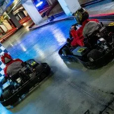 Заезд на бензиновом карте на крытой трассе