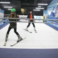 Катание на искусственном горнолыжном склоне