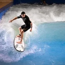 Тренировка по серфингу на искусственной волне