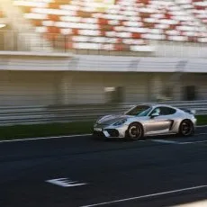 Заезд на спорткаре Porsche Cayman GT4 на гоночном треке