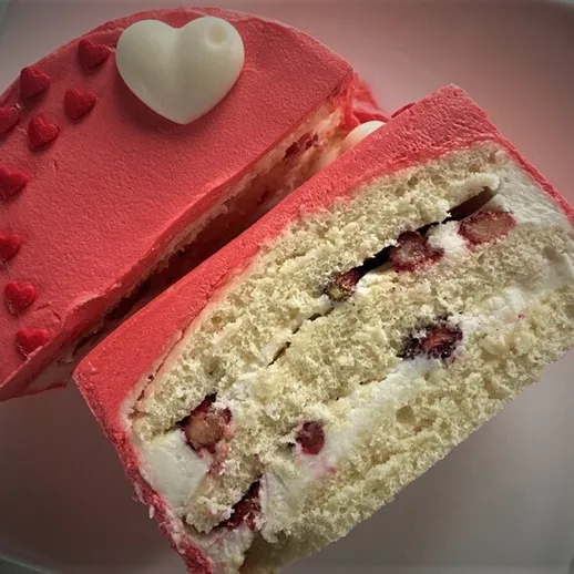 Красивый торт с кремовой начинкой и сердечками, украшенный для праздника, идеально подходит для романтического ужина или торжества