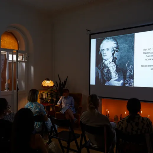 Лекция о Жане Батисте Симеоне, исследователи искусства в уютной обстановке