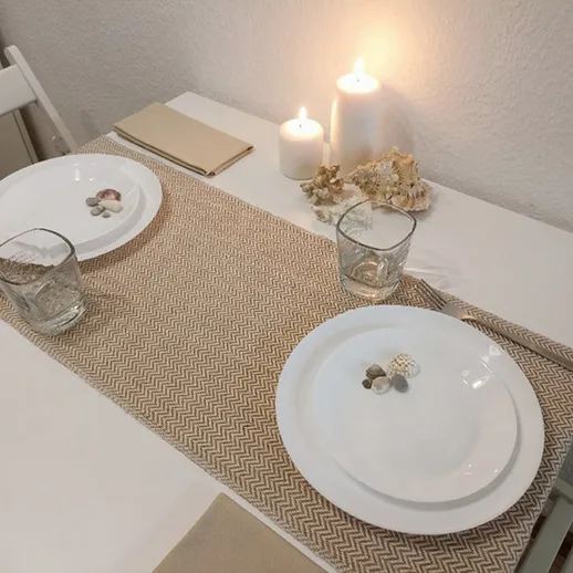 Уютный столик для двоих с свечами и ракушками в современном интерьере