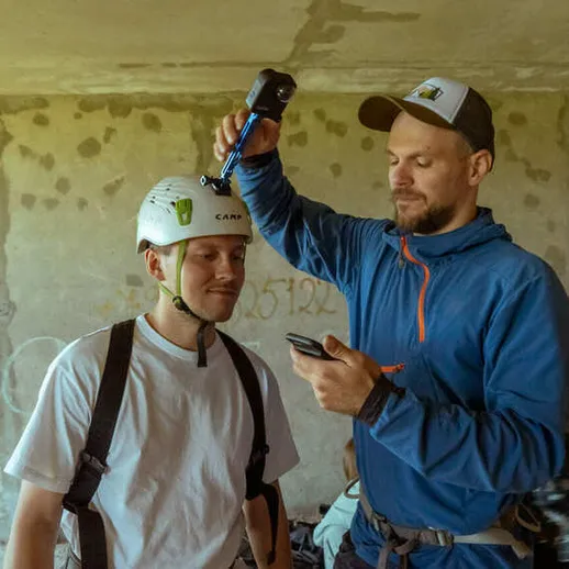 Подготовка альпинистов к тренировке в заброшенном здании с использованием оборудования