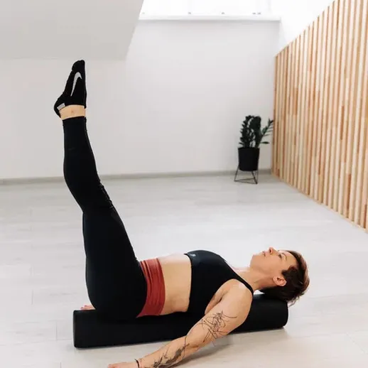 Упражнение для укрепления мышц пресса в современных интерьере спортзала