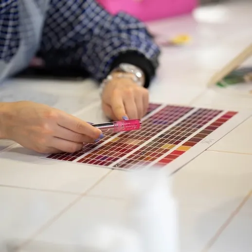 Выбор оттенка на палитре для создания нового дизайна в студии