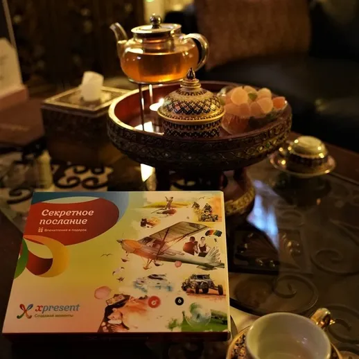 Традиционный чайный вечер в уютной атмосфере с вкусностями и книгой на столе