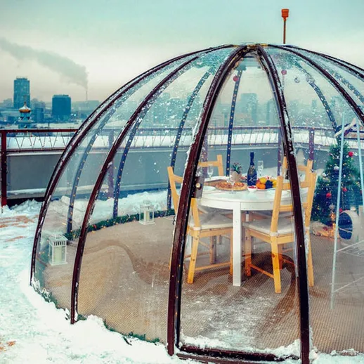 Уютный зимний шатер на крыше с видом на город и снежный пейзаж в холодный день
