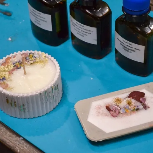 Изготовление свечи в мастерской с природными элементами и красителями