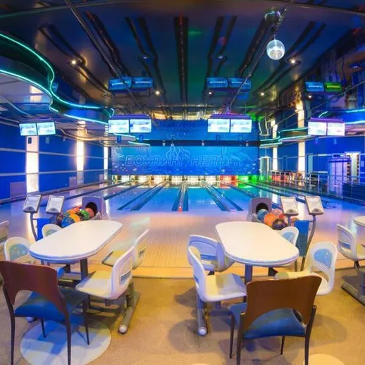 Современный боулинг с яркой подсветкой и удобными столами для игроков