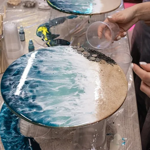 Создание уникального столика с эффектом волн на пляже в мастерской по эпоксидной смоле