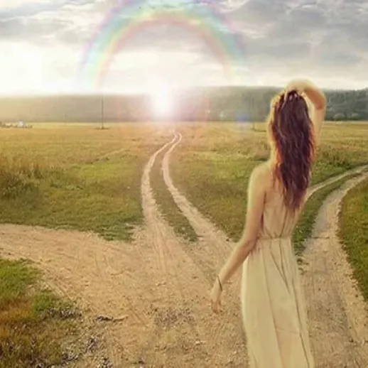 Женщина стоит на развилке дорог на закате в сельской местности с радугой на горизонте