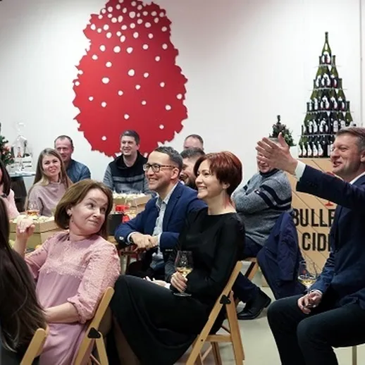 Праздничное собрание сотрудников компании перед Новым годом, полное радости и общения