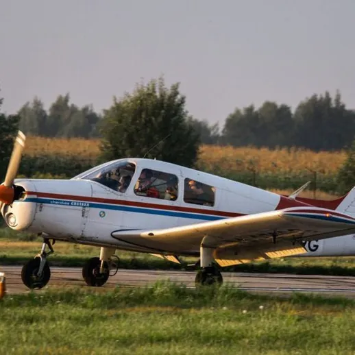 Малый самолёт на взлётной полосе, готовящийся к полёту в можно ясный день